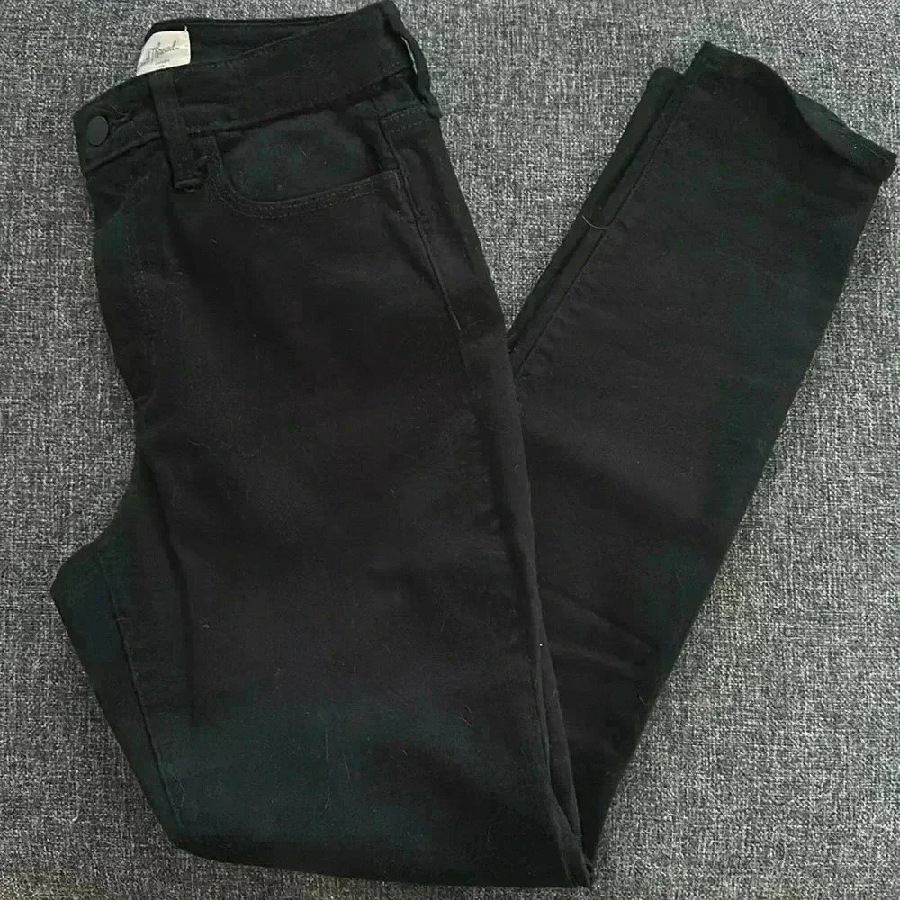 Never worn size 6 high rise skinny black Universal Thread jeans